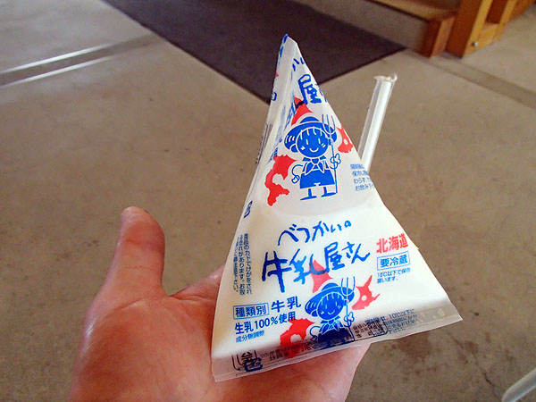 懐かしい形のパックに入った牛乳